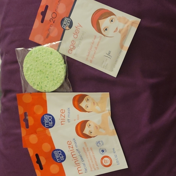 SET! 3 Face Masks & Remover Sponge - Picture 2 of 10